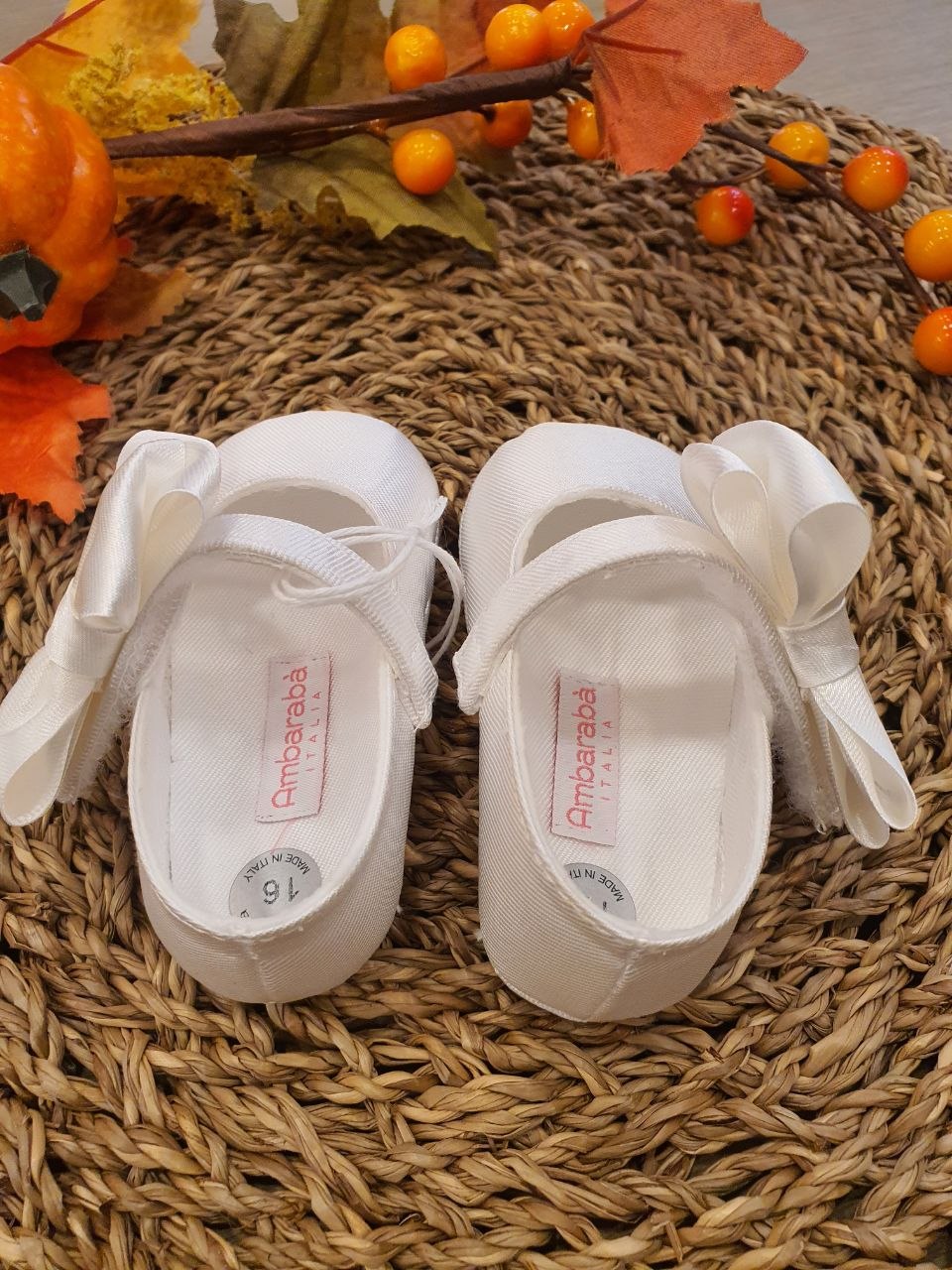 BAMBOLINA IN TESSUTO CON FIOCCO LATERALE AMBARABA'