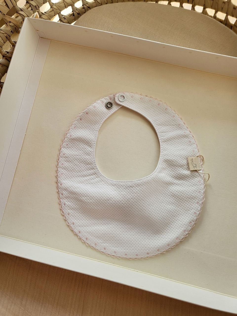 BAVETTA BIANCA CUCITURA ROSA BABY GI