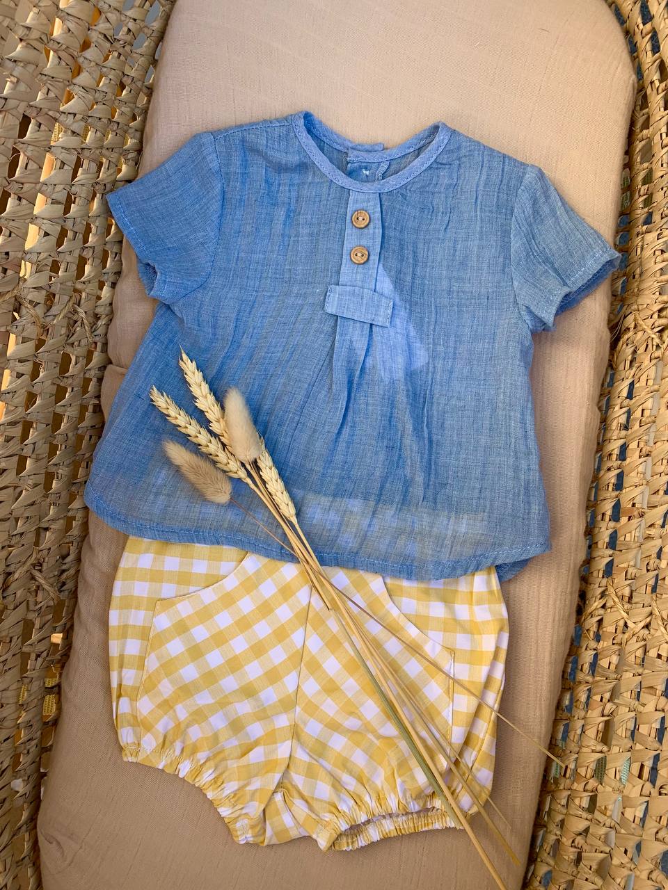 COMPLETO CAMICETTA IN LINO AZZURRO E SHORTS A QUADRETTI GIALLO DEL SUR se