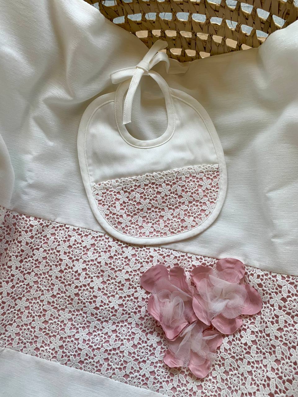 BAVETTA IN COTONE RICAMATA PANNA E ROSA ANTICO TETO E TATTA