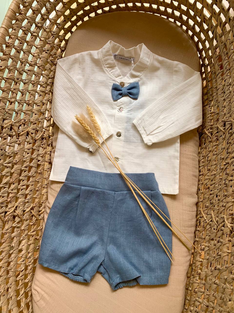 COMPLETO CAMICIA BIANCA CON PAPILLON E SHORTS BLU CALAMARO