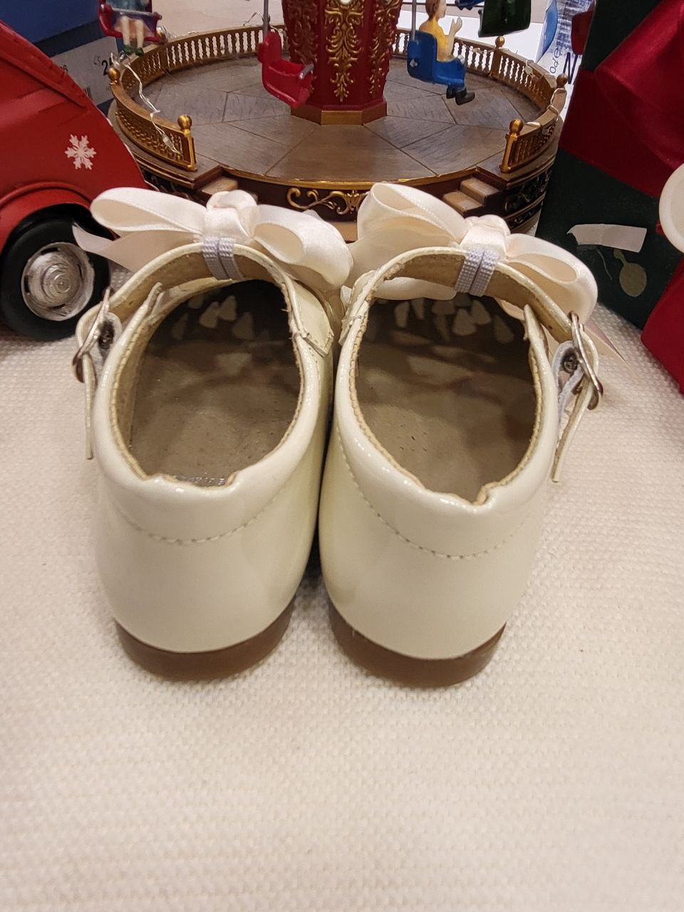 occhiello lucido con fiocco beige