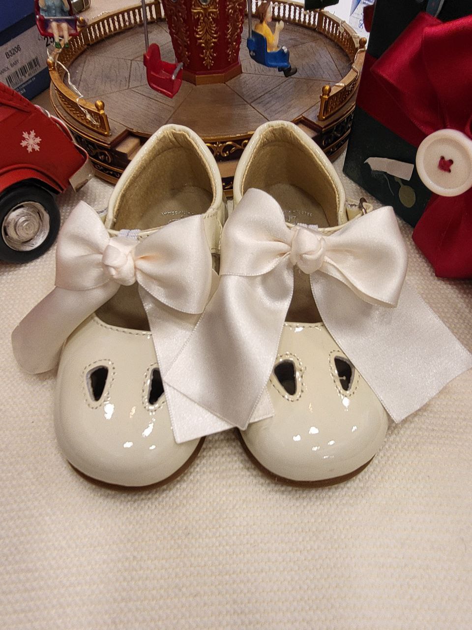 occhiello lucido con fiocco beige