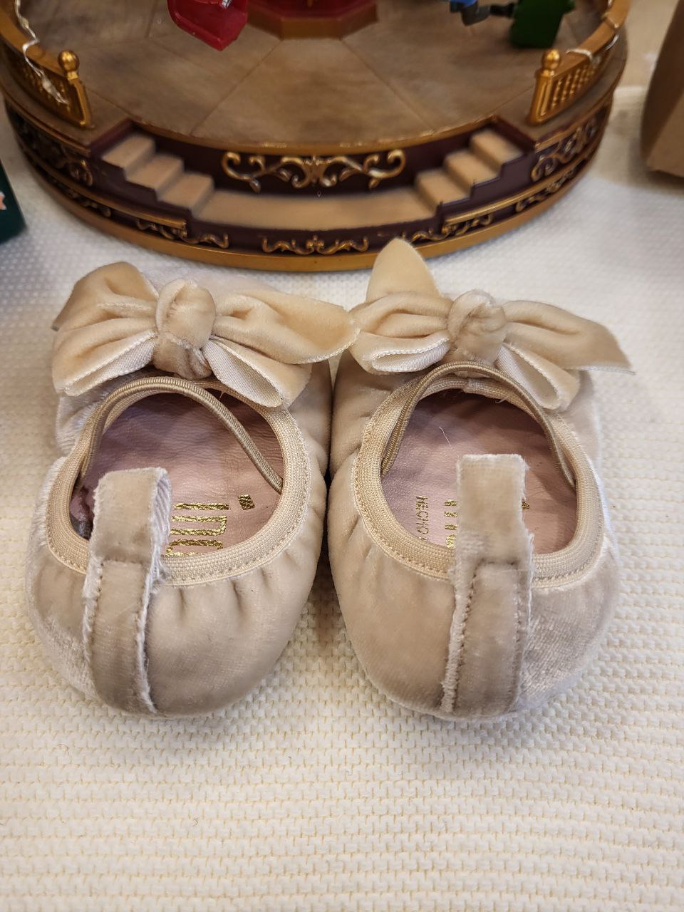 BAMBOLINA IN CAMOSCIO BEIGE CON FIOCCO INDICE