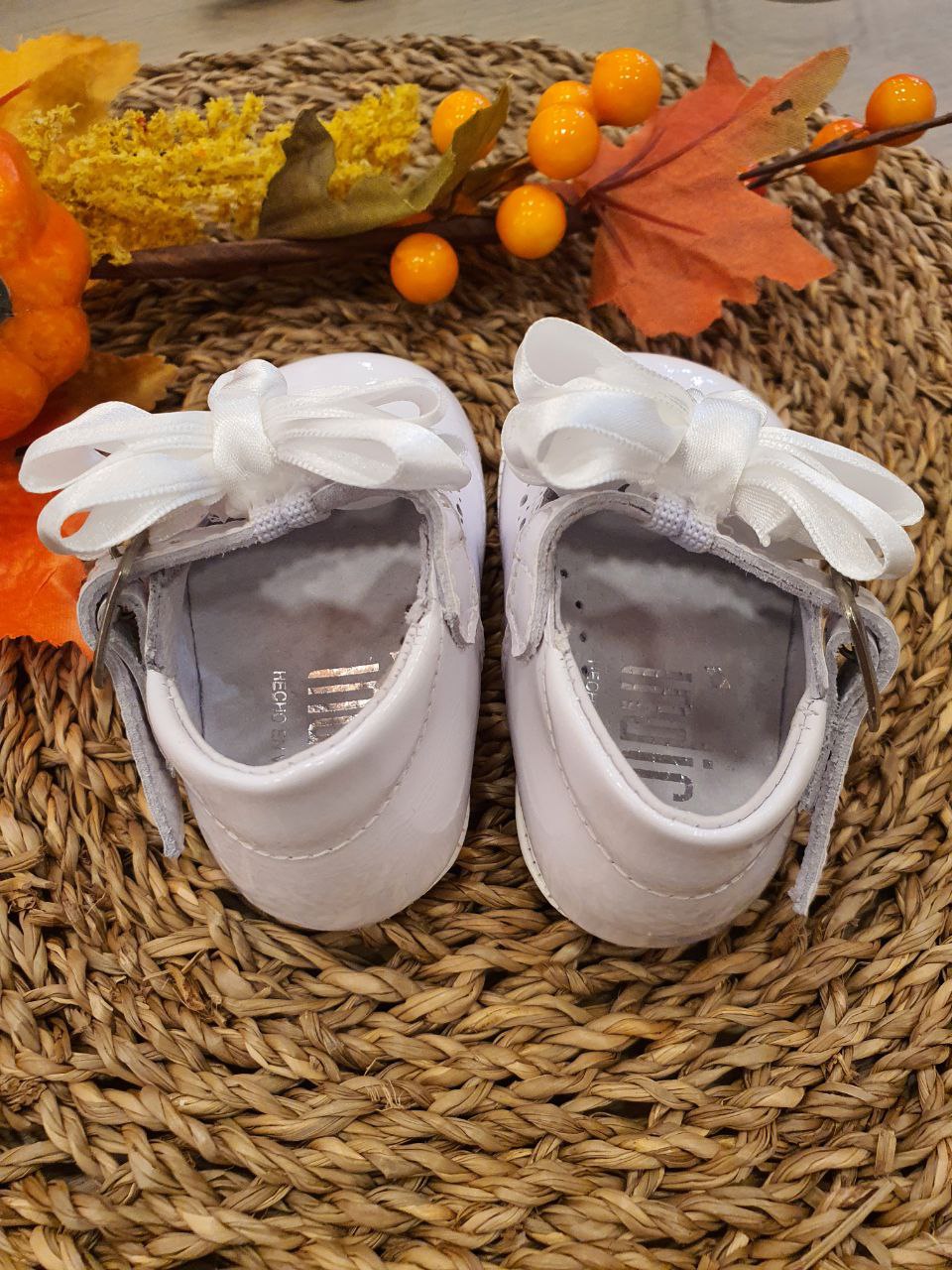 BAMBOLINA LUCIDA CON FIOCCO IN TESSUTO BIANCO INDICE