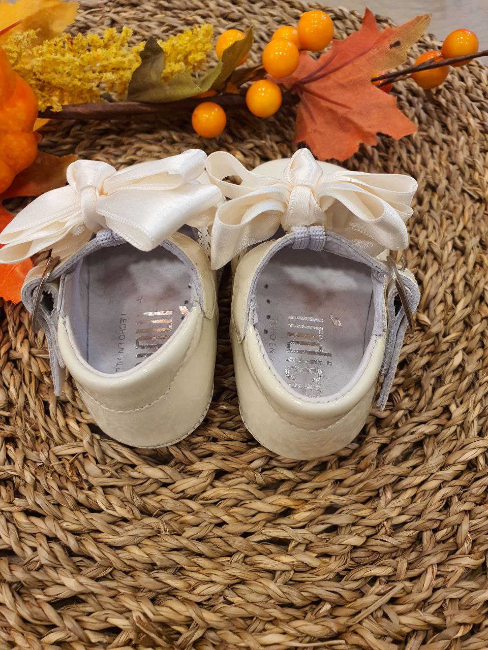 BAMBOLINA LUCIDA CON FIOCCO IN TESSUTO PANNA INDICE