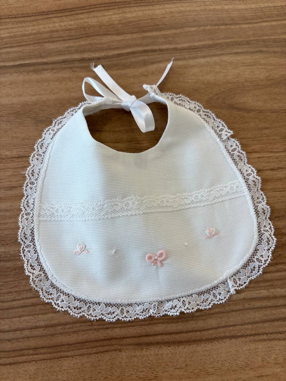 BAVETTA CON FIOCCHI ROSA E RICAMI ARTIGIANBABY