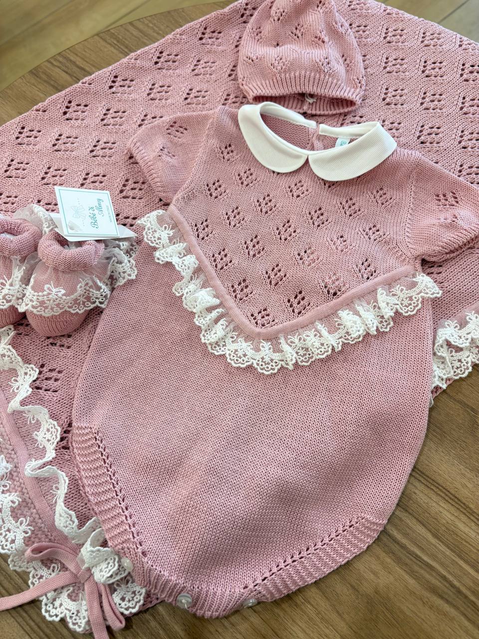 PAGLIACCETTO, CAPPELLINO E SCARPINE RICAMO D'AMORE ROSA ANTICO BEBÉ DI ALMY