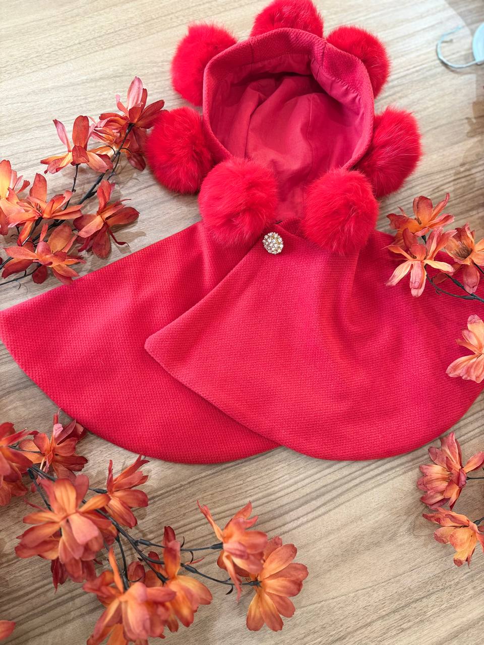 Mantellina rossa con cappuccio e pon pon