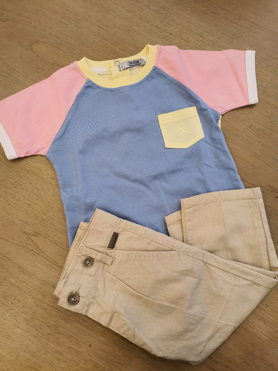 Completo t-shirt tricolore e pantalone beige