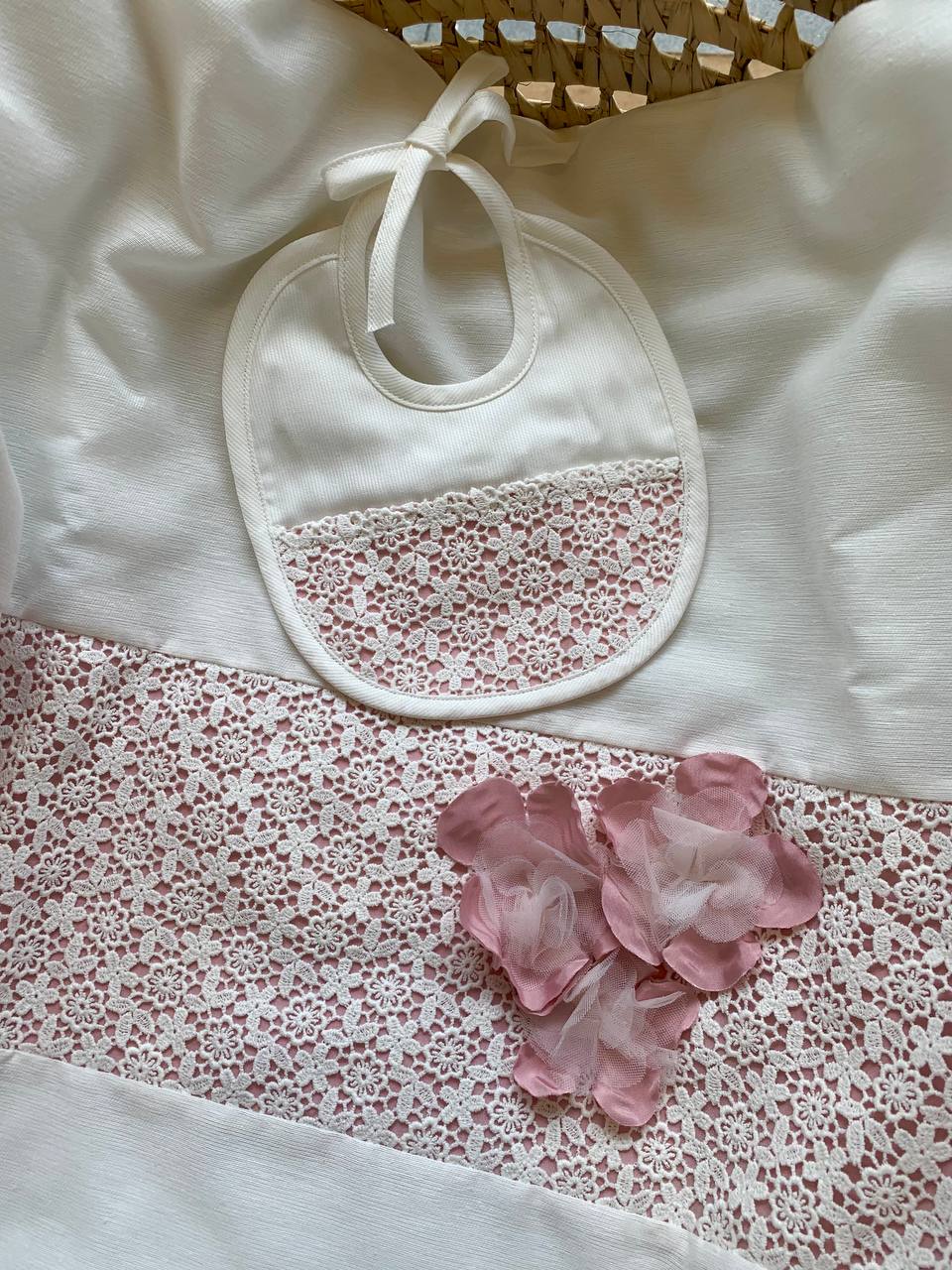 BAVETTA IN COTONE RICAMATA PANNA E ROSA ANTICO TETO E TATTA