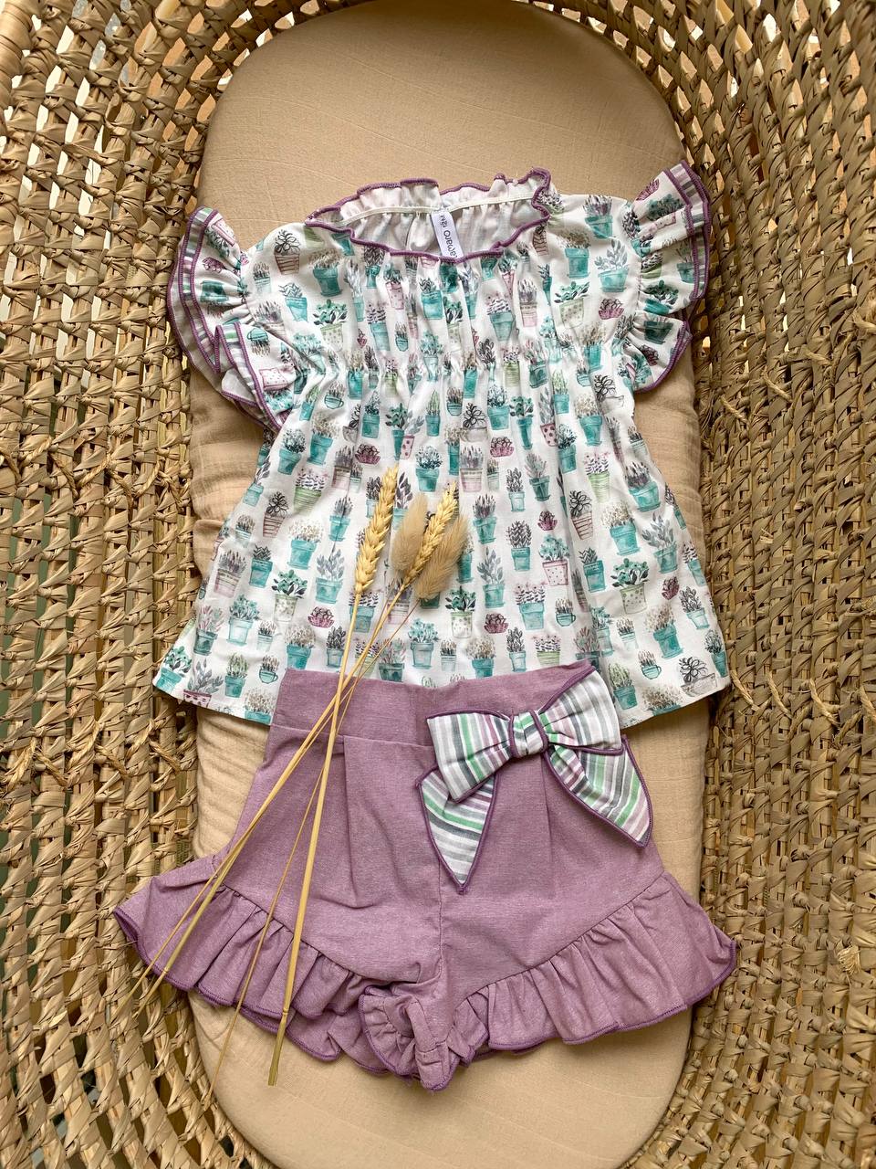 COMPLETO VIOLA CON VASI E FIORI T-SHIRT E SHORTS CALAMARO