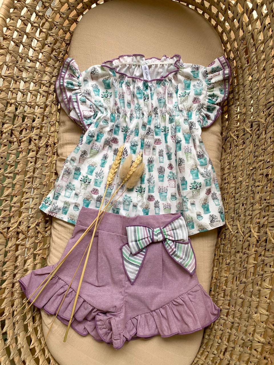 COMPLETO VIOLA CON VASI E FIORI T-SHIRT E SHORTS CALAMARO