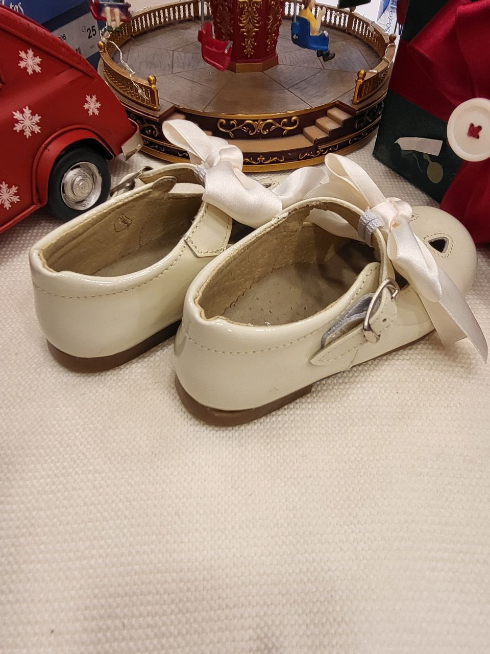 occhiello lucido con fiocco beige