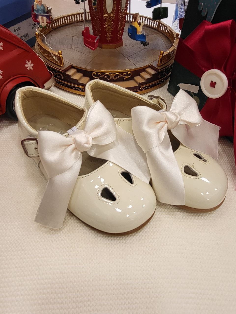 occhiello lucido con fiocco beige