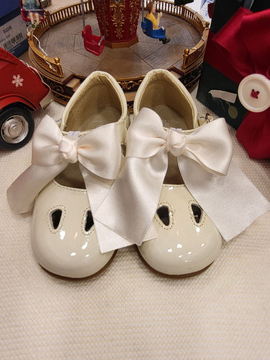 occhiello lucido con fiocco beige