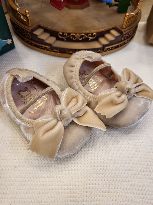 BAMBOLINA IN CAMOSCIO BEIGE CON FIOCCO INDICE