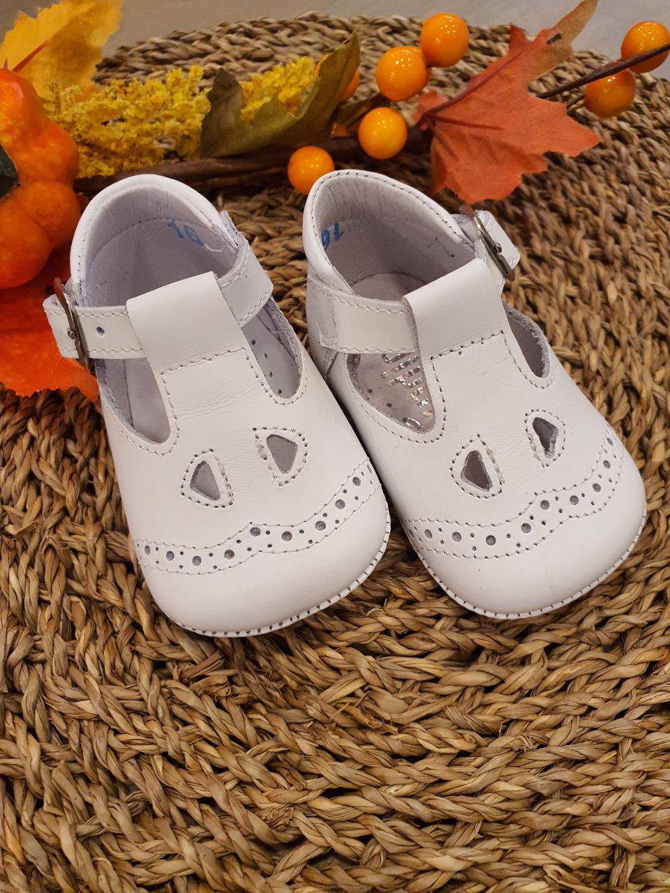 OCCHIELLO BIANCO CON RICAMO INDICE