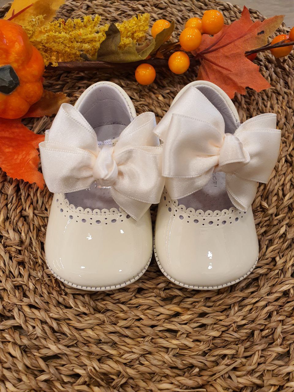 BAMBOLINA LUCIDA CON FIOCCO IN TESSUTO PANNA INDICE