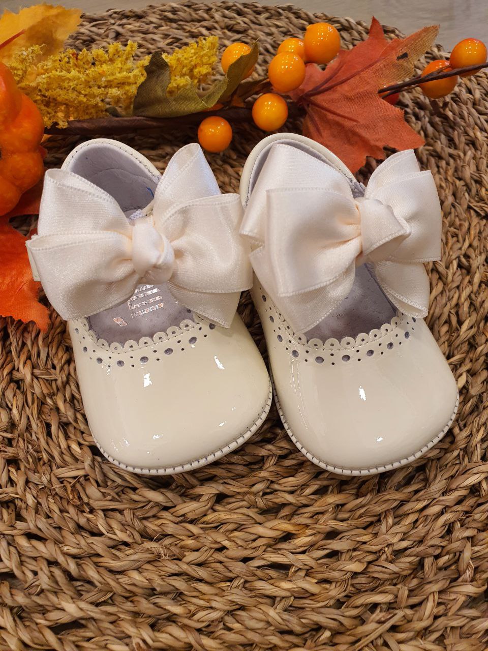 BAMBOLINA LUCIDA CON FIOCCO IN TESSUTO PANNA INDICE