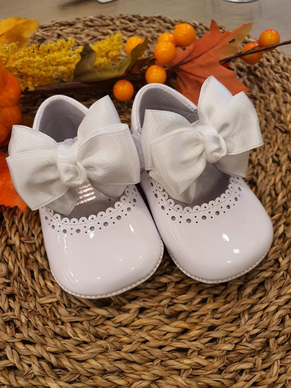 BAMBOLINA LUCIDA CON FIOCCO IN TESSUTO BIANCO INDICE