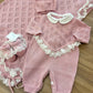 TUTINA, CAPPELLINO E SCARPINE RICAMO D'AMORE ROSA ANTICO BEBÉ DI ALMY