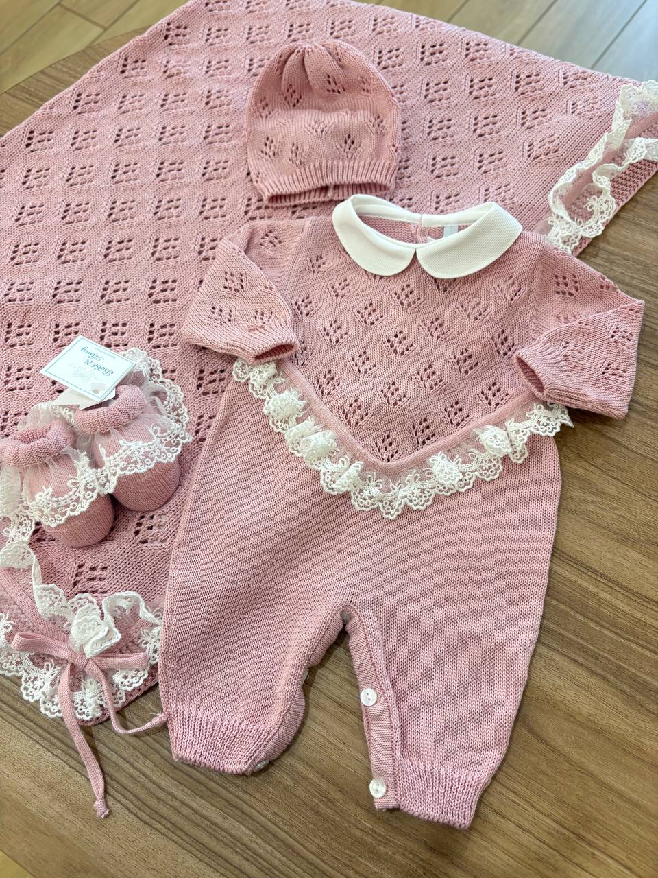 TUTINA, CAPPELLINO E SCARPINE RICAMO D'AMORE ROSA ANTICO BEBÉ DI ALMY