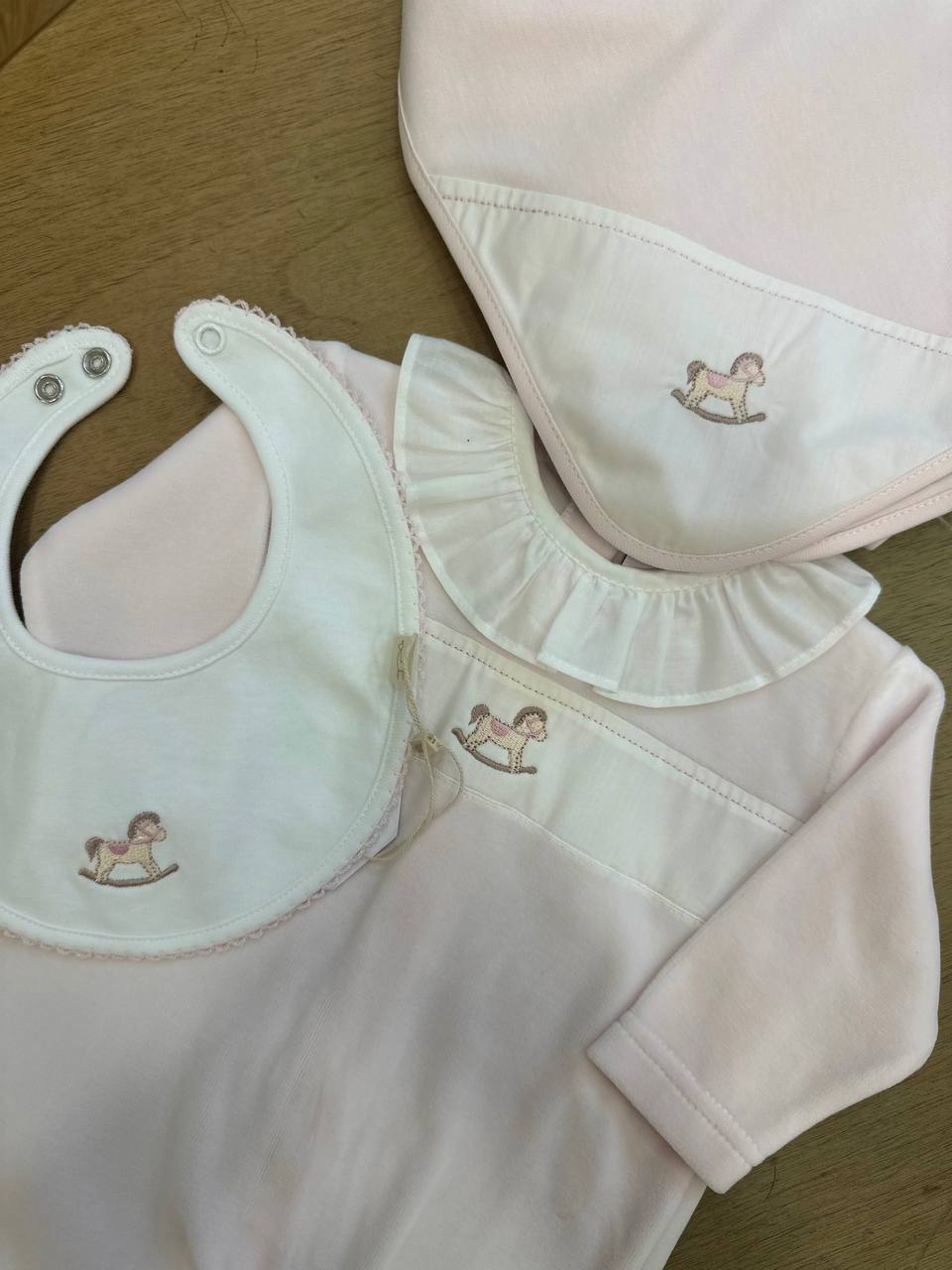 Bavaglino ROSA E BIANCO CAVALLO A DONDOLO BABY GI