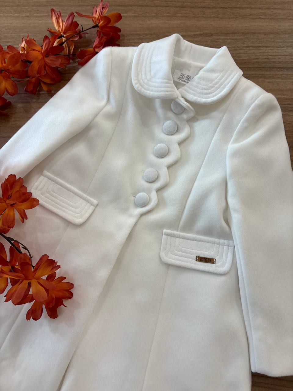 CAPPOTTO BIANCO CON COLLETTO E BOTTONI RIVESTITI
