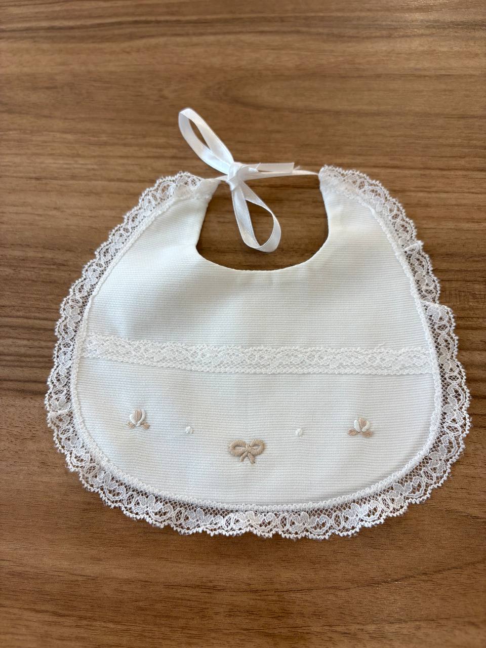 BAVETTA CON FIOCCHI BEIGE E RICAMI ARTIGIANBABY