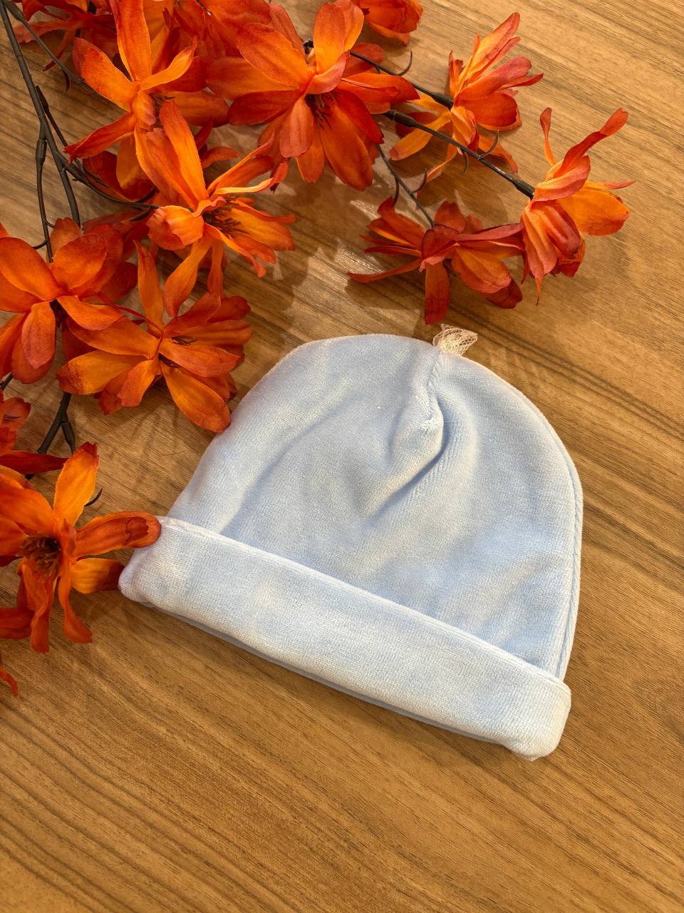Cappellino IN CINIGLIA CELESTE CON PIZZO