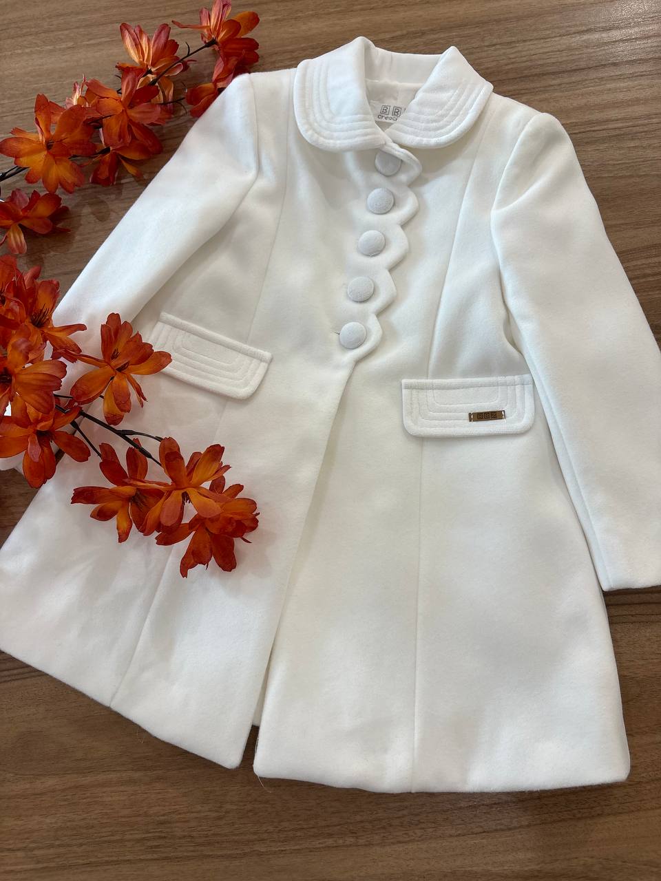CAPPOTTO BIANCO CON COLLETTO E BOTTONI RIVESTITI