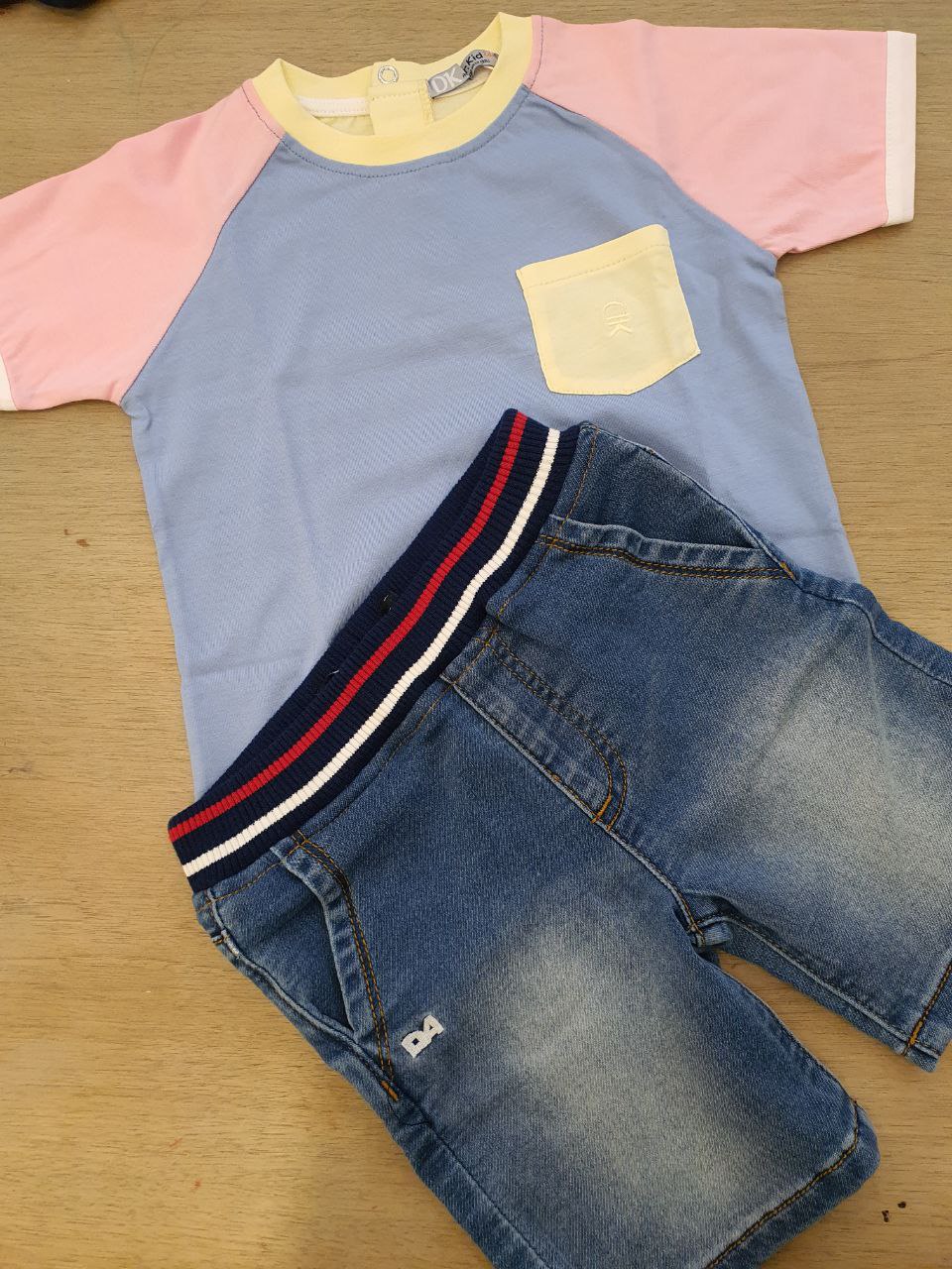 Completo t-shirt tricolore e shorts