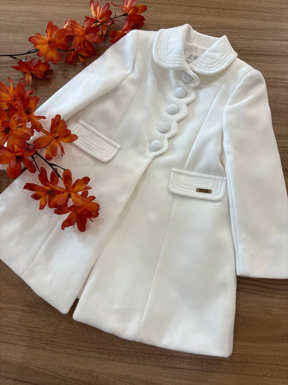 CAPPOTTO BIANCO CON COLLETTO E BOTTONI RIVESTITI