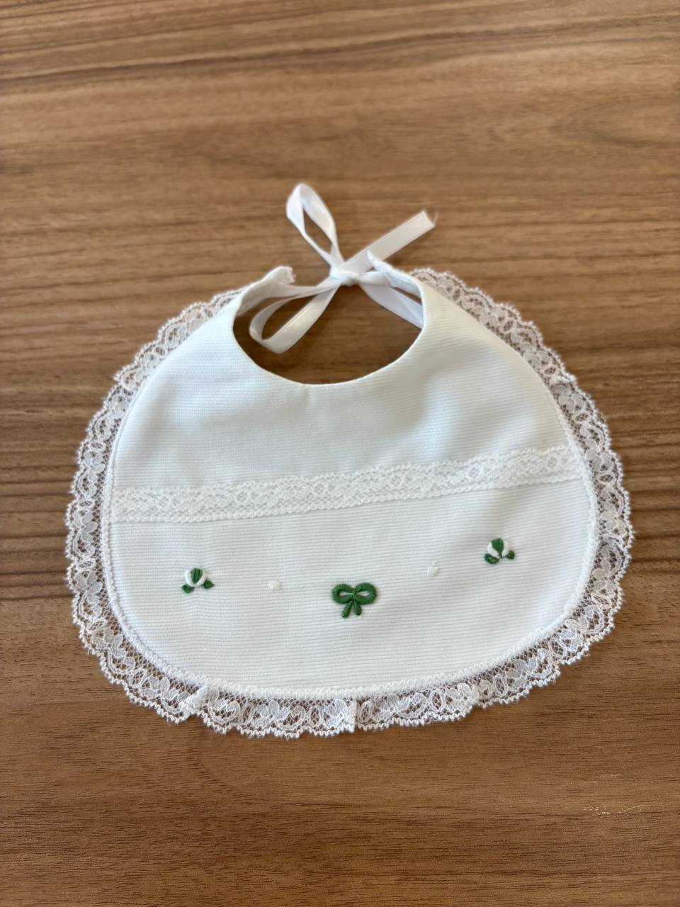 BAVETTA CON FIOCCHI VERDI E RICAMI ARTIGIANBABY