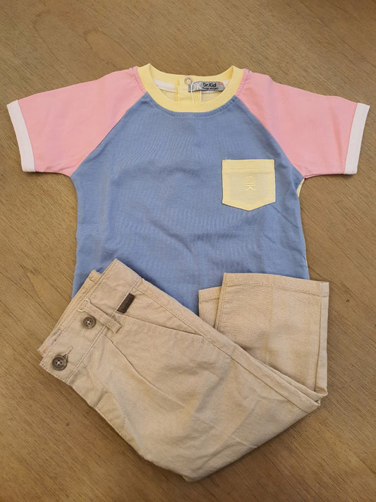 Completo t-shirt tricolore e pantalone beige