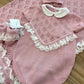 PAGLIACCETTO, CAPPELLINO E SCARPINE RICAMO D'AMORE ROSA ANTICO BEBÉ DI ALMY