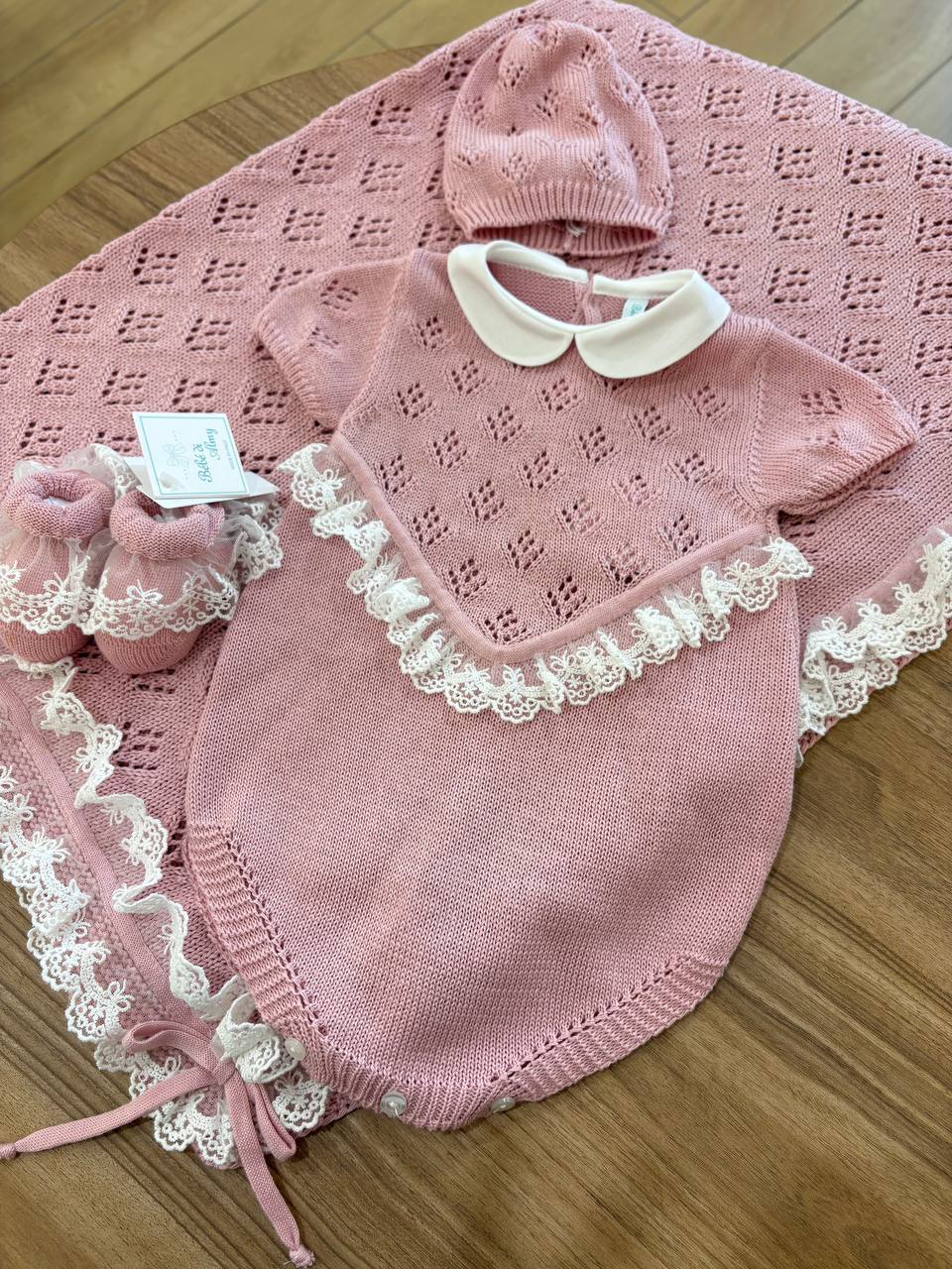 PAGLIACCETTO, CAPPELLINO E SCARPINE RICAMO D'AMORE ROSA ANTICO BEBÉ DI ALMY