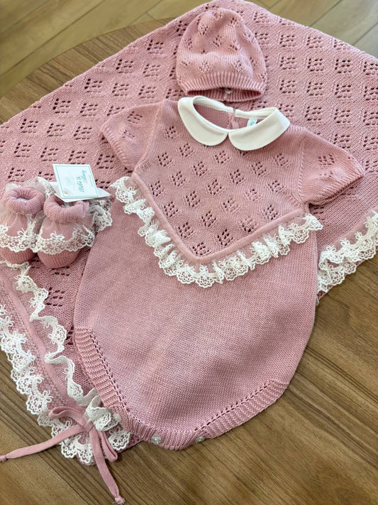 PAGLIACCETTO, CAPPELLINO E SCARPINE RICAMO D'AMORE ROSA ANTICO BEBÉ DI ALMY