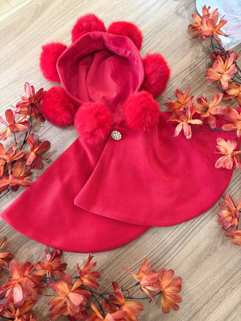 Mantellina rossa con cappuccio e pon pon