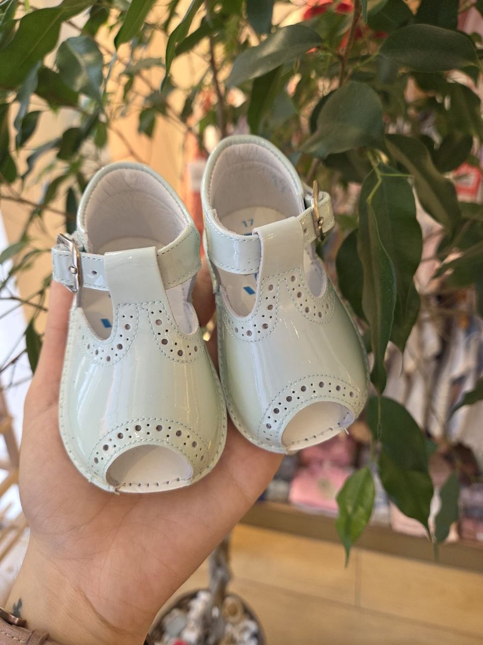 OCCHIELLO CON RICAMI AZZURRO LUCIDO INDICE PRIMI PASSI