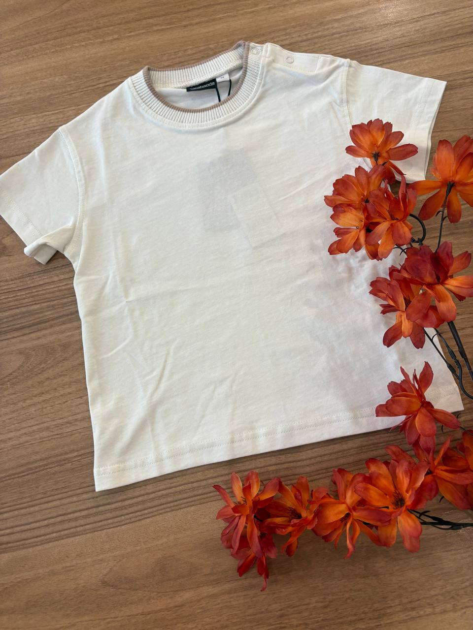 T-shirt BIANCA CON GIROCOLLO BEIGE SARABANDA