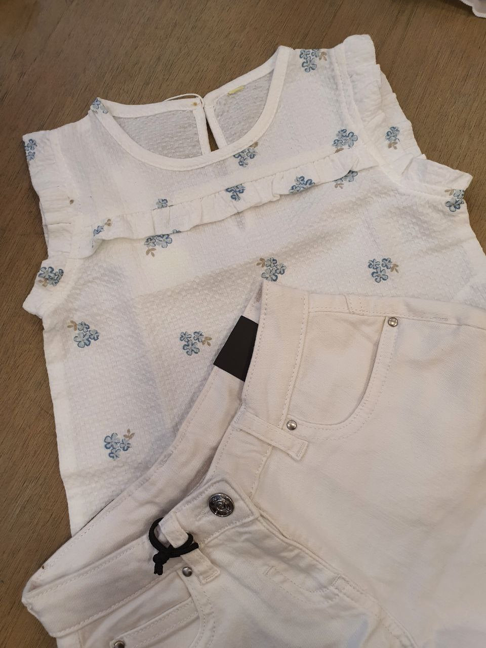 Completo canotta e shorts di Jeans bianco