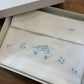 Lenzuolino INFINITO CON FIORI A RILIEVO CIELO ARTIGIANBABY