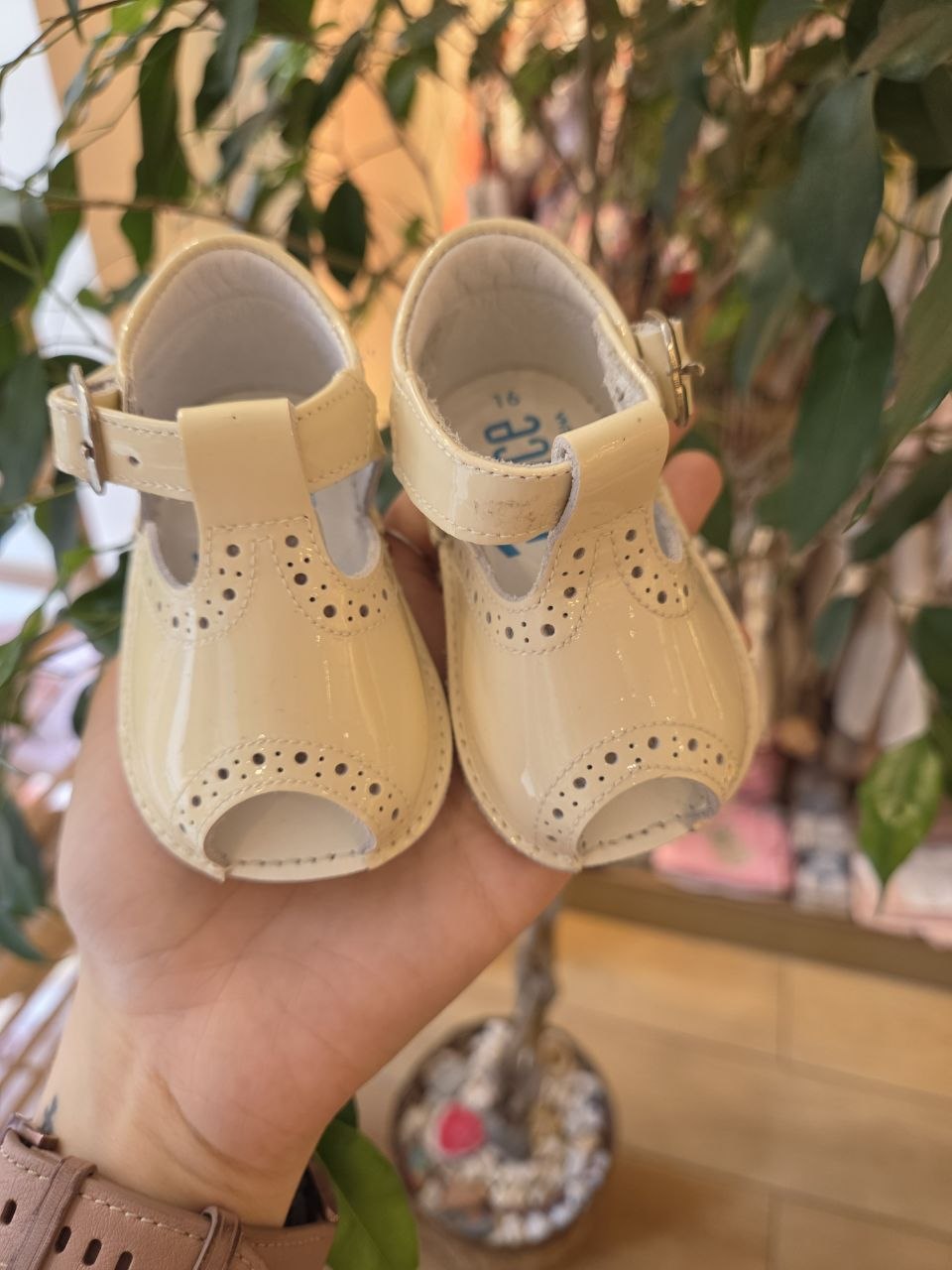 OCCHIELLO CON RICAMI BEIGE LUCIDO INDICE PRIMI PASSI